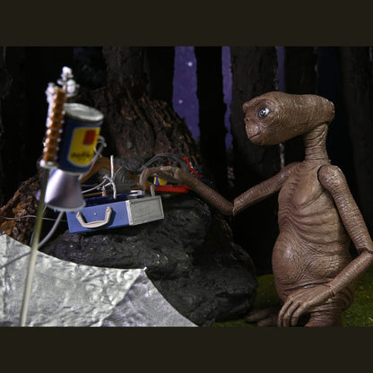 Neca - Ultimate Deluxe 40th Anniversary E.T. Action Figure